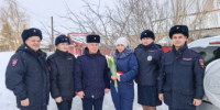 «8 Марта — в каждый дом»: Саракташские полицейские поддержали супругу коллеги. - ОМВД Саракташского района 